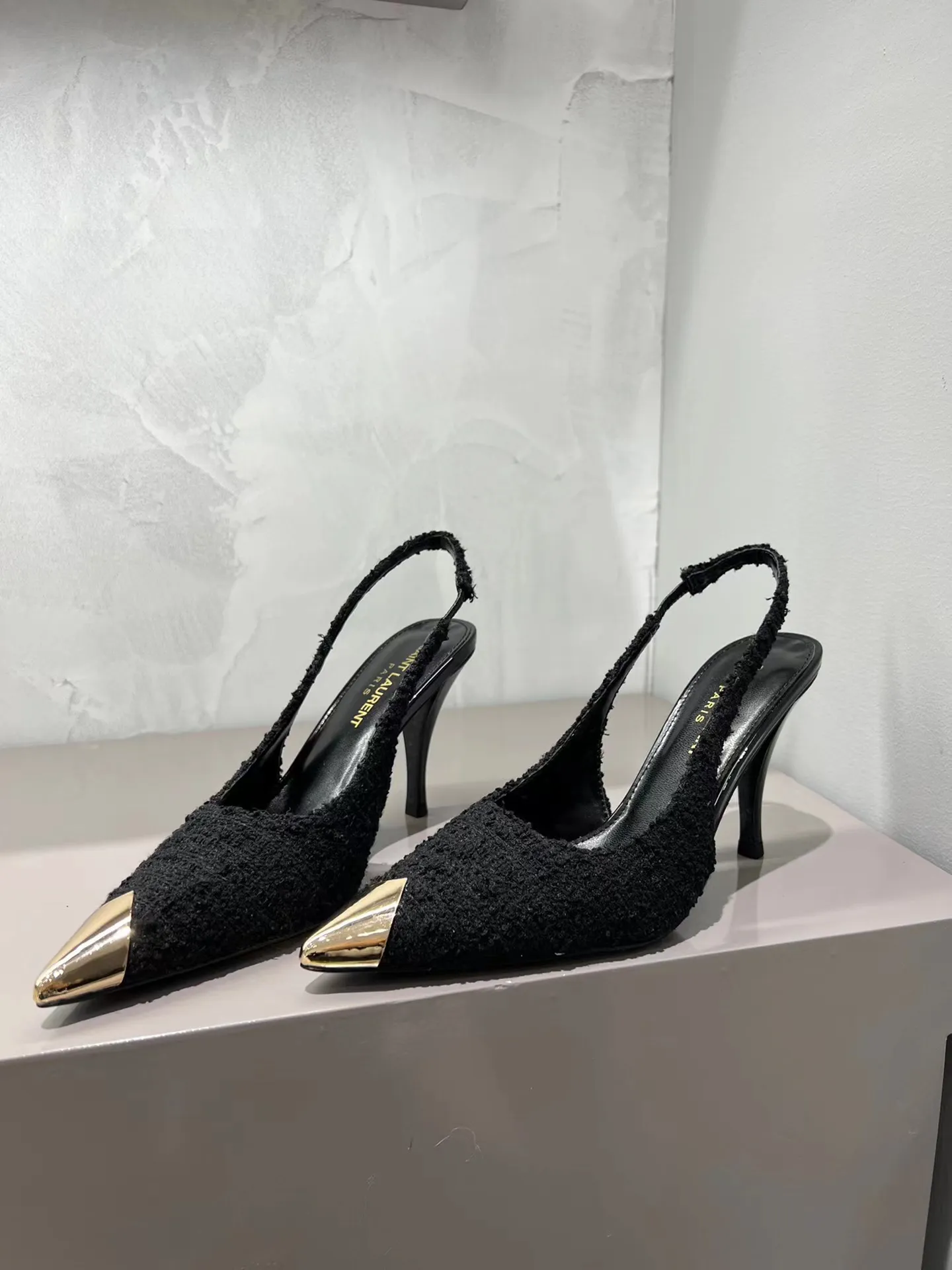 👟👟Ex-factory price 480👟👟 YSL Saint Laurent's new beautiful chain metal pointed-toe high heels. Original purchase. Really a stunner for women. Material: Customized woolen/imported Yangjing upper, original hardware molding, foot pad sheepskin, Italian genuine leather outsole. Heel height: 9cm. Available in two colors: silver chain and gold chain. Sizes: 35–39 (40 is custom-made and non-refundable)
